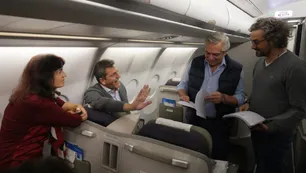 En el vuelo a Los Ángeles sobrevoló la interna mientras Alberto Fernández prepara su discurso para la Cumbre de las Américas