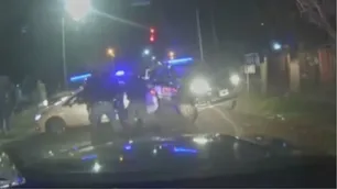 Video: esquivó un control policial, chocó seis patrulleros y se incrustó en una reja