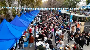 Lomas celebró el 25 de Mayo con una multitud en Plaza Grigera