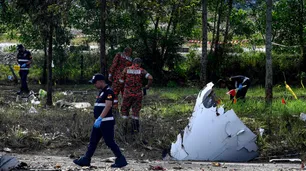 Diez personas murieron por la impactante caída de una avioneta sobre una autopista en Malasia