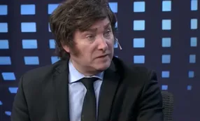 Al igual que Gabriela Cerruti, Javier Milei dijo que es "hipócrita" dar relevancia al precio del dólar blue