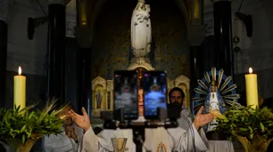 Fotos | Domingo de Pascuas con misas virtuales por el coronavirus