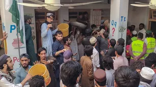 Mueren 32 alumnos y un profesor al derrumbarse el techo de un colegio en Pakistán