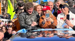 Motosierra en mano y dólares firmados: Milei condujo una caravana en La Matanza junto a Píparo y El Dipy