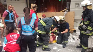 Se cayó una parte de mampostería de un edificio en Recoleta: hay 3 heridos