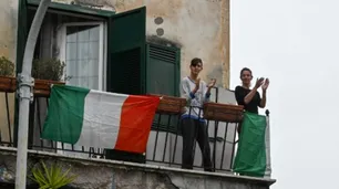 Video | Coronavirus: italianos cantan desde los balcones para amenizar la cuarentena