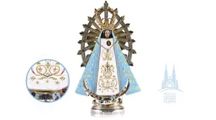 La Virgen de Luján luce las tres estrellas mundialistas en su manto y el "Chiqui" Tapia agradeció