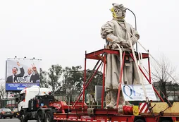 Trasladaron la estatua de Cristóbal Colón a Costanera