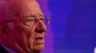 “Milei podría haber llamado a Rocca y pedirle que igualara el precio de los hindúes en el plazo de la licitación”, según dos economistas