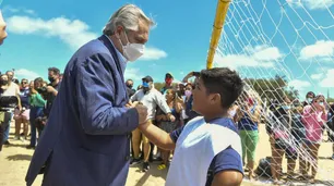 Alberto Fernández viajó a Miramar para anunciar la construcción de una cancha de hockey