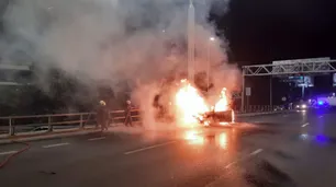 Se incendió un Porsche en avenida General Paz y Cantilo: la conductora sufrió quemaduras graves