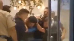 La policía detuvo a un hombre en una heladería y se murió en la puerta de la comisaría