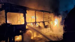 Un incendio destruyó un colectivo de la empresa Ersa en Córdoba