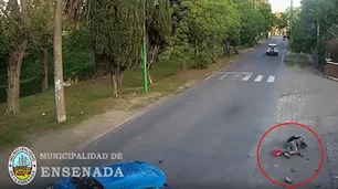 Choque en Ensenada: un motociclista salió despedido y está en estado grave
