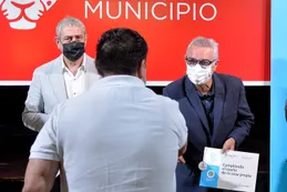 Julio Zamora y Jorge Ferraresi entregaron créditos Casa Propia a familias de Tigre