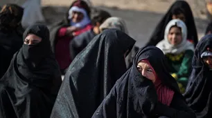 Los talibanes restringen cada vez más la libertad de las mujeres afganas