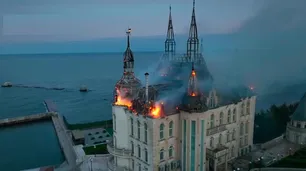 Un misil ruso impactó en el "castillo de Harry Potter” en Ucrania: 4 muertos y el edificio en llamas