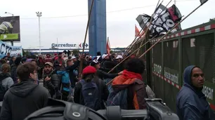 Protesta por un nuevo aniversario de los asesinatos de Kosteki y Santillán: manifestantes negociaban acceso al Puente Pueyrredón