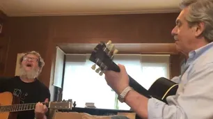 Video | En la veda electoral, Alberto Fernández tocó la guitarra con Gustavo Santaolalla