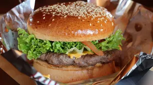 Lanzan las primeras hamburguesas hechas con carne de grillo