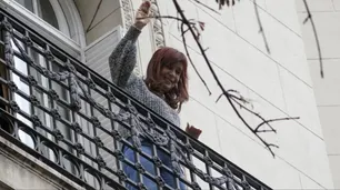 Cristina Kirchner salió de nuevo al balcón para saludar a sus seguidores y se reunió con Juan Grabois, Ofelia Fernández y Natalia Zaracho