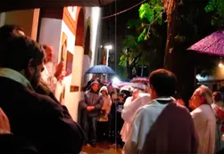 Video | Después de la misa, un grupo de curas cantó la marcha peronista