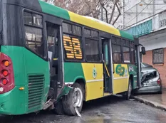 Un auto chocó a un colectivo y 7 personas terminaron en el hospital: qué contaron los testigos