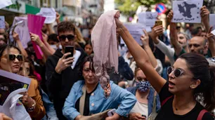 Mujeres iraníes salieron a las calles contra el velo y los los quemaron en señal de protesta