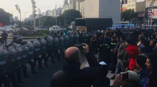 Tensión en el Obelisco: la policía reprimió a militantes sociales que repartían colchones