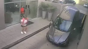 Una conductora cayó con su auto al olvidar bajar la rampa del estacionamiento en Lomas de Zamora