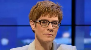 Heredera de Merkel debe superar rechazo de vieja guardia alemana