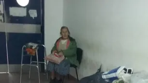 Una anciana denuncia que duerme en un hospital porque su hija la echó de su casa