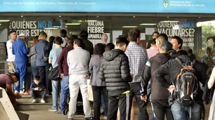 Demoras en los turnos y colas para vacunarse contra la fiebre amarilla