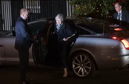 Theresa May supera la emboscada de su partido y restablece el foco en el brexit