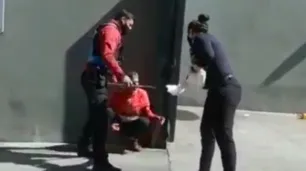Video | La Policía de la Ciudad detuvo a un delivery venezolano por negarse a usar barbijo