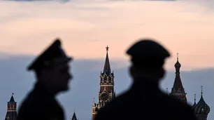 El círculo rojo de Putin se emborracha para tomar decisiones y amenazar con un "apocalipsis nuclear", dice un diario opositor