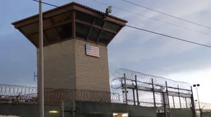 "Extranjeros ilegales de alto riesgo": el Gobierno de Estados Unidos envió a Guantánamo el primer vuelo con migrantes detenidos