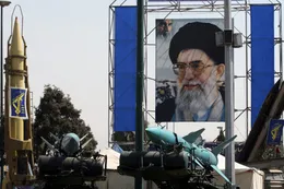 Irán anuncia 40 días de luto nacional por Jamenei y la Guardia Revolucionaria jura venganza