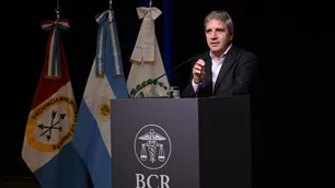Luis Caputo apuntó contra los que piden devaluar: "Me dan ganas de cagarlos a patadas en el culo"