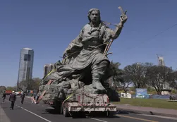 Trasladaron la estatua de Juana Azurduy frente al Centro Cultural Kirchner