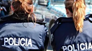 Lo detienen por violar la cuarentena y llevar escondida a su hija en el baúl