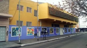 Una madre apedreó una escuela y agredió a docentes porque su hija se peleó con una compañera