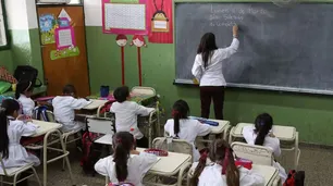 Salario docente en Córdoba: la nueva propuesta de aumento de Llaryora incluye una compensación por el Fonid