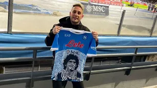 Momo Benavides fue a ver a Napoli y el club le regaló la camiseta edición especial de Maradona