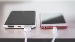 Por qué el FBI recomendó no usar las estaciones de carga de teléfonos y dispositivos en aeropuertos y hoteles