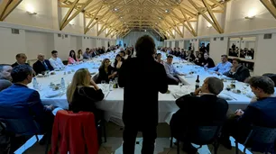 Milei agasajó a los diputados "héroes" y hubo una manifestación afuera de la Quinta de Olivos