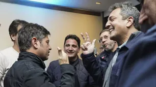 Triunfo peronista en PBA: la foto de Sergio Massa y Axel Kicillof con el gesto de los tres dedos que se hizo viral