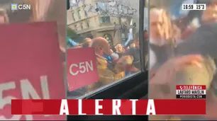 Al grito de ladrones, manifestantes rompieron el móvil de C5N y atacaron a sus periodistas