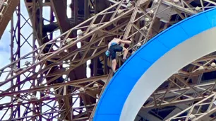Antes del cierre de los Juegos Olímpicos, detuvieron a un hombre que escaló la Torre Eiffel