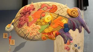 Stella Benvenuto expone obras de arte realizadas con la técnica del bordado